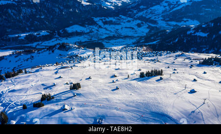 Vista aerea di un villaggio in inverno in Svizzera Laax. Paesaggio invernale. Sole splendente. Il concetto di libertà e di solitudine Foto Stock
