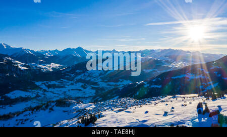 Vista aerea di un villaggio in inverno in Svizzera Laax. Paesaggio invernale. Sole splendente. Il concetto di libertà e di solitudine Foto Stock