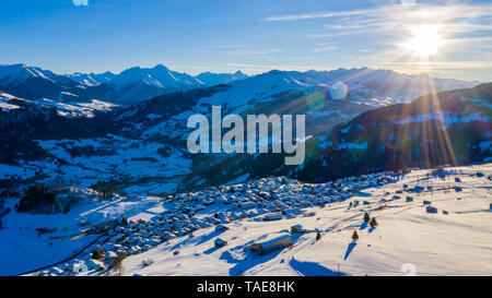 Vista aerea di un villaggio in inverno in Svizzera Laax. Paesaggio invernale. Sole splendente. Il concetto di libertà e di solitudine Foto Stock