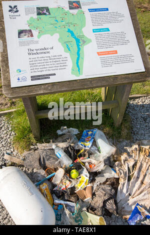 Rifiuti di plastica lavati fino sulle rive del lago di Windermere, Lake District, UK. Foto Stock