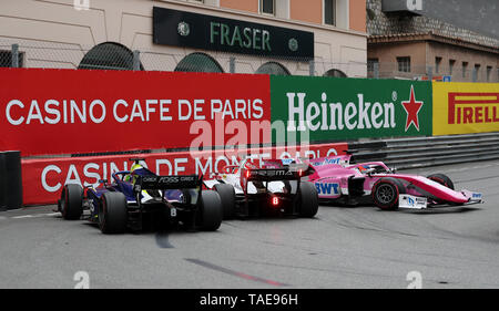 Prema Racing Mick Schumacher provoca un incidente con BWT Arden's Tatiana Calderon che blocchi la Rascasse angolo e risultati in gara che viene arrestato durante la prima gara del campionato FIA di Formula 2 Championship sul circuito de Monaco, Monaco. Foto Stock