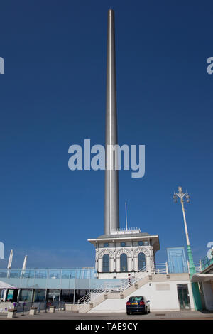 Inghilterra, East Sussex, Brighton, acciaio i360 torre di osservazione sul lungomare. Foto Stock