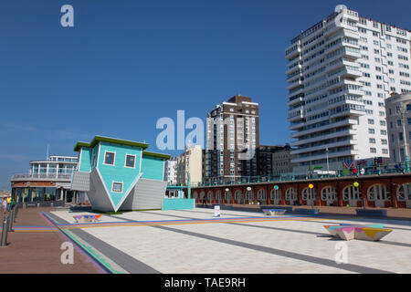 Inghilterra, East Sussex, Brighton Upside down house attrazione turistica sul lungomare. Foto Stock