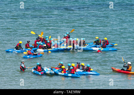 I giovani che vi hanno preso parte in acqua attività in mare a Swanage Bay nel Dorset, Regno Unito, durante una calda giornata soleggiata il 22 maggio 2019. Foto Stock