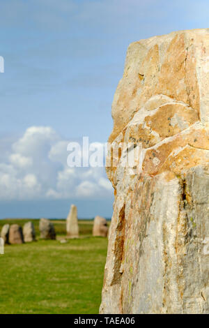 Ale pietre del / Ales stenar / Ale stenar è una pietra megalitico monumento cerchio in Kåseberga Loderup vicino a Ystad Svezia meridionale Foto Stock