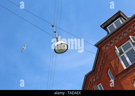 Lampione, cavi, gabbiani e costruendo e sky, Copenhagen, Danimarca Foto Stock