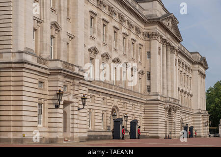 Buckingham Palace, London, Regno Unito. Il 23 maggio 2019. Guardie in servizio presso il Palazzo Reale di Westminster, Londra centrale Foto Stock