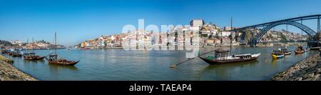 Rabelo barche, il vino di Porto barche sul fiume Rio Douro, dietro il ponte Dom Luis i, Porto, Portogallo Foto Stock