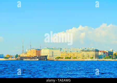 San Pietroburgo, Russia - 3 ottobre 2016. Mytninskaya Embankment e gli edifici della città lungo il fiume Neva con Flying Dutchman - ristorante sull'acqua Foto Stock