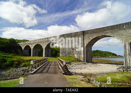 Il Viadotto di Avon è un ponte ferroviario su Avon, che forma il confine tra il Consiglio scozzese Zone West Lothian e Falkirk. Foto Stock