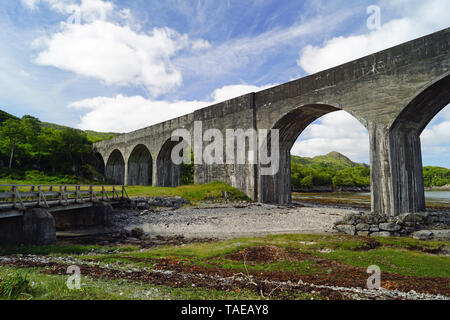 Il Viadotto di Avon è un ponte ferroviario su Avon, che forma il confine tra il Consiglio scozzese Zone West Lothian e Falkirk. Foto Stock