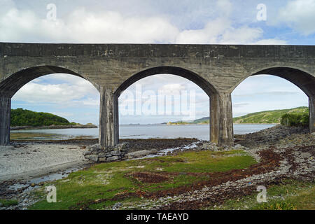 Il Viadotto di Avon è un ponte ferroviario su Avon, che forma il confine tra il Consiglio scozzese Zone West Lothian e Falkirk. Foto Stock