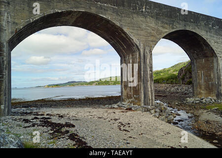 Il Viadotto di Avon è un ponte ferroviario su Avon, che forma il confine tra il Consiglio scozzese Zone West Lothian e Falkirk. Foto Stock