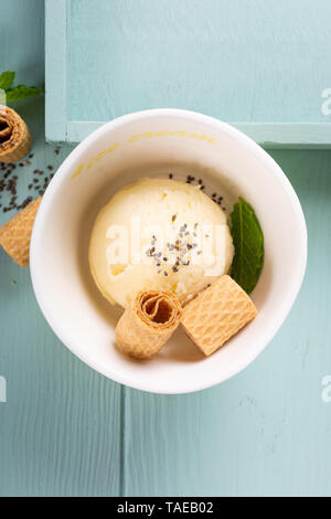 In casa un assortimento di gelati in una ciotola Foto Stock