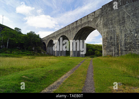 Il Viadotto di Avon è un ponte ferroviario su Avon, che forma il confine tra il Consiglio scozzese Zone West Lothian e Falkirk. Foto Stock