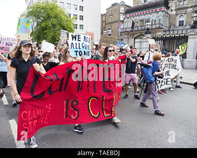 Londra, Regno Unito. 24 Maggio, 2019. Gli studenti dal Kings College di Londra marzo per azione sul cambiamento climatico lungo il filamento di incontrarsi con il principale evento di protesta. Credito: Alan Gallery. Foto Stock