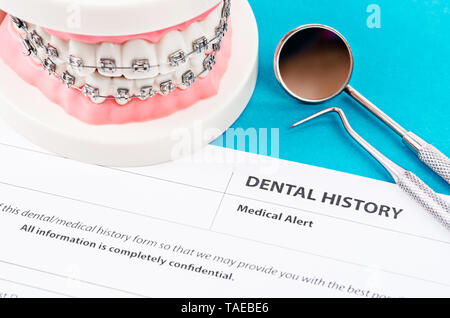 Storia dentale forma con il modello di dente e strumenti odontoiatrici. Salute dentale e denti il concetto di cura. Foto Stock