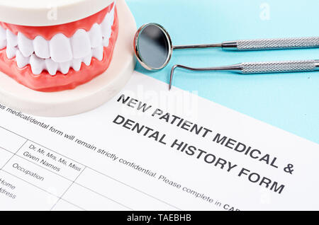 Storia dentale forma con il modello di dente e strumenti odontoiatrici. Salute dentale e denti il concetto di cura. Foto Stock