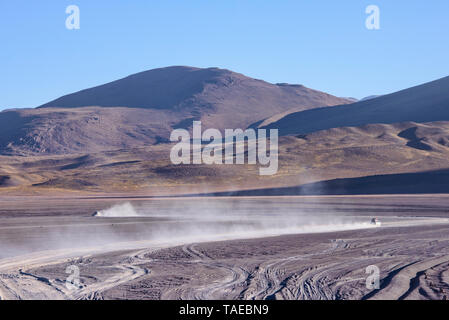 Off road touring delle saline del Salar de Uyuni, Bolivia Foto Stock