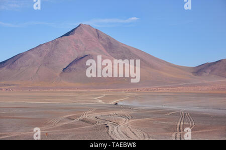 Off road touring delle saline del Salar de Uyuni, Bolivia Foto Stock