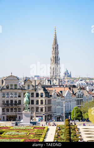 Vista dal Mont des Arts oltre il giardino formale, la città vecchia e il campanile del municipio di Bruxelles, Belgio. Foto Stock
