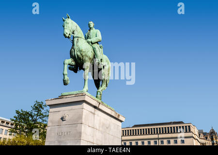 Basso angolo di vista la statua equestre di re Alberto I del Belgio sul Mont des Arts di Bruxelles in Belgio contro il cielo blu. Foto Stock