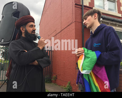 Pro-attivista LGBT Edan Powell (destra) discutere con protester Zafar Majid, che ha condotto una campagna contro il rapporto istruzione a Radlett Park School di Birmingham. Foto Stock