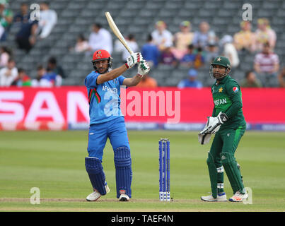 Il Pakistan Sarfaraz Ahmed (sinistra) e Afghanistan del Rahmat Shah (sinistra) durante la ICC Cricket World Cup Warm up corrisponda al Bristol County Ground. Foto Stock