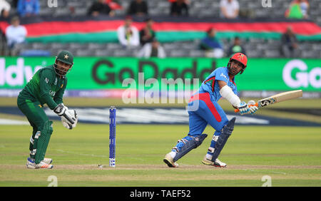 Il Pakistan Sarfaraz Ahmed (sinistra) e Afghanistan del Hashmatullah Shahidi durante l'ICC Cricket World Cup Warm up corrisponda al Bristol County Ground. Foto Stock