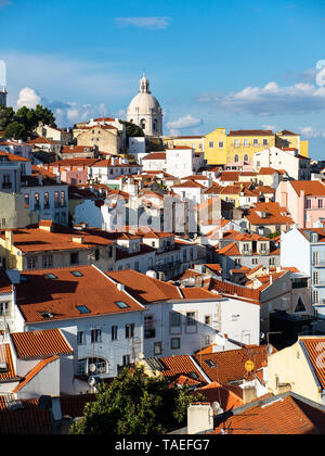 Il Portogallo, Lisbona, Alfama, vista dal Miradouro de Santa Luzia oltre il distretto, Pantheon Nazionale in background Foto Stock
