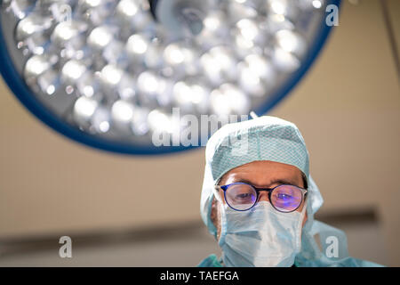 Ritratto di medico chirurgo durante il funzionamento Foto Stock