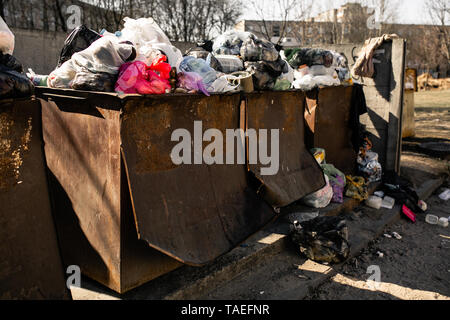 I cassonetti pieni di spazzatura. Garbage lattine con l'Immondizia Foto Stock