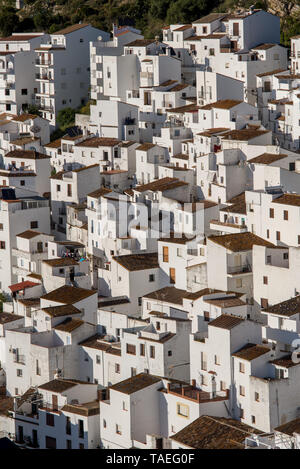 Casares villaggio nella provincia di Malaga, Andalusia, Spagna. Foto Stock