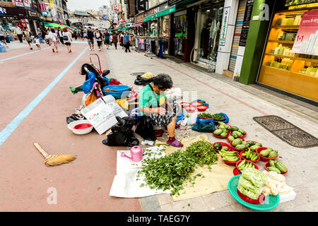 Suwon, Corea del Sud - 25 Giugno 2017: Vendor donna vendita di frutta e verdura in mercato di strada presso il centro cittadino in Suwon. Foto Stock