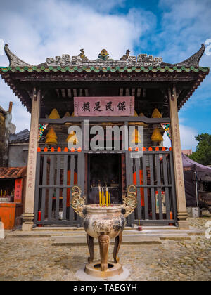 Novembre 2018 - Macao, Cina: la piccola stanza singola il tempio di Na Tcha dietro le rovine di San Paolo, con un tradizionale tetto Yingshan Foto Stock