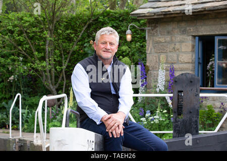 " Benvenuti a Yorkshire Giardino", progettato da Mark Gregory(nella foto) è stato premiato con l'oro e ha vinto il popolo del Premio al Miglior giardino in mostra. Foto Stock