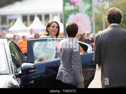 Caterina, duchessa di Cambridge, moglie del principe Guglielmo duca di Cambridge visiti il suo "Ritorno alla Natura" giardino alla RHS Chelsea Flower Show. Foto Stock