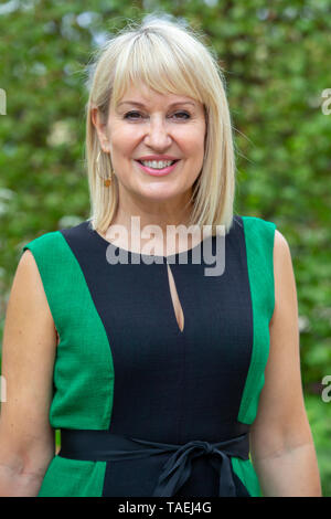 Presentatore televisivo, Nicki Chapman, della RHS Chelsea Flower Show. Lei ha avuto di recente un intervento chirurgico per un tumore al cervello che era delle dimensioni di una pallina da golf. Foto Stock