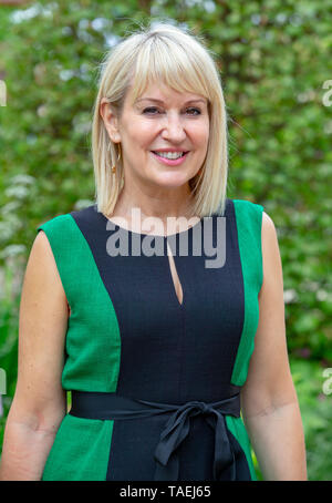 Presentatore televisivo, Nicki Chapman, della RHS Chelsea Flower Show. Lei ha avuto di recente un intervento chirurgico per un tumore al cervello che era delle dimensioni di una pallina da golf. Foto Stock