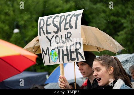 OSLO - 24 Maggio 2019: Uno studente porta una lettura del segno 'Rispetto la vostra madre' come migliaia di marzo nella scuola sciopero per il clima di Oslo, Norvegia del 24 maggio 2019. Foto Stock