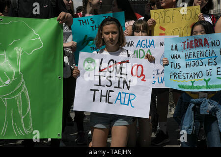 Gli studenti sono visti tenendo cartelloni durante la protesta. Il venerdì per il movimento futuro ha organizzato una manifestazione di protesta in tutto il mondo contro il cambiamento climatico. Foto Stock