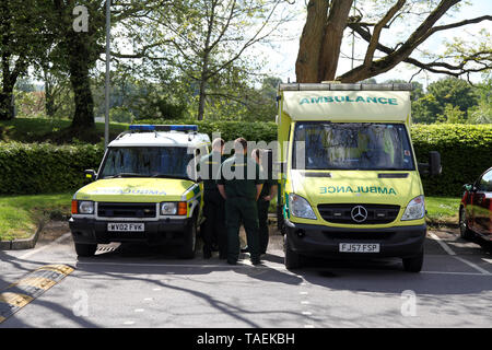 Due ambulanze di emergenza veicoli parcheggiati accanto a ogni altro con i paramedici parlando all'aperto Foto Stock
