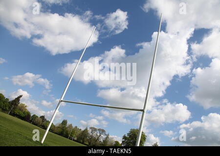 Il posto di obiettivo di Rugby si è messo contro un cielo blu che guarda da sotto con spazio per la copia Foto Stock