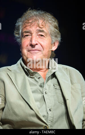 Tony Juniper CBE diruttori scrittore autore sostenibilità advisor e ambientalista parlando sul palco a Hay Festival 2019 Hay on Wye Powys Wales UK Foto Stock