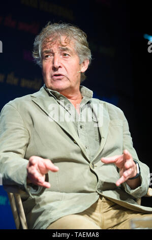 Tony Juniper CBE diruttori scrittore autore sostenibilità advisor e ambientalista parlando sul palco a Hay Festival 2019 Hay on Wye Powys Wales UK Foto Stock