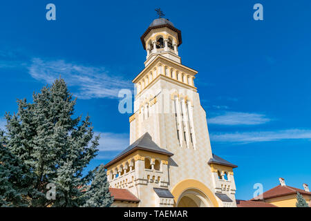 Bellissima vista alla riunificazione di incoronazione Duomo Torre Campanaria in Alba Iulia city, Romania. Una torre campanaria in una giornata di sole in Alba Iulia, Romania. Foto Stock