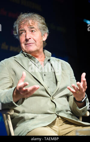 Tony Juniper CBE diruttori scrittore autore sostenibilità advisor e ambientalista parlando sul palco a Hay Festival 2019 Hay on Wye Powys Wales UK Foto Stock