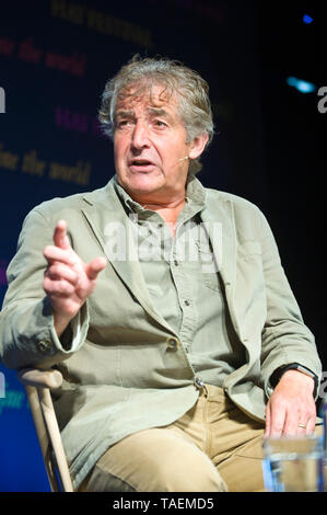 Tony Juniper CBE diruttori scrittore autore sostenibilità advisor e ambientalista parlando sul palco a Hay Festival 2019 Hay on Wye Powys Wales UK Foto Stock