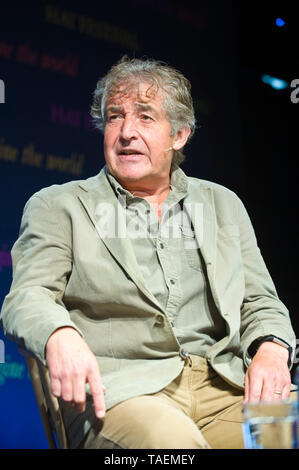Tony Juniper CBE diruttori scrittore autore sostenibilità advisor e ambientalista parlando sul palco a Hay Festival 2019 Hay on Wye Powys Wales UK Foto Stock