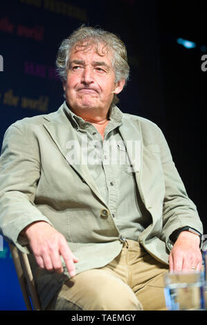 Tony Juniper CBE diruttori scrittore autore sostenibilità advisor e ambientalista parlando sul palco a Hay Festival 2019 Hay on Wye Powys Wales UK Foto Stock